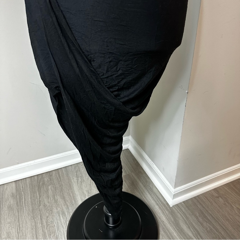 Daily Look Asymmetrical Ruched Black Skirt in Size Medium - Picture 3 of 7